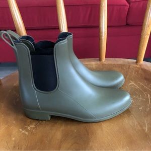J. Crew Matte Green Ankle Rain Boots Size 7
